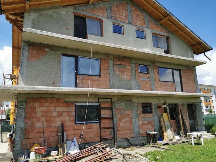 Apartament cu 4 camere decomandat în Tractorul