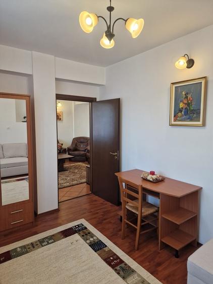 Apartament cu 3 camere semidecomandat în Dorobanți