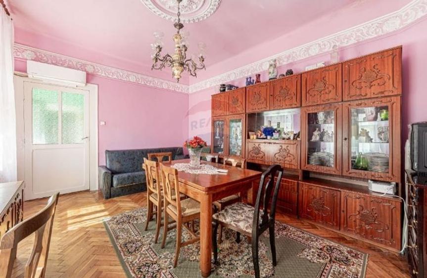 Casă cu 5 camere cu Teren 780 Mp în Pârneava