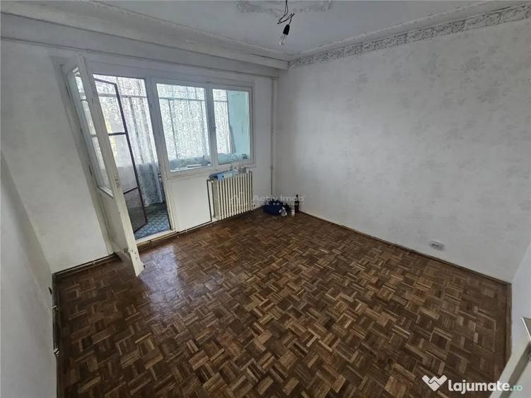 Apartament cu 3 camere semidecomandat în Micro I