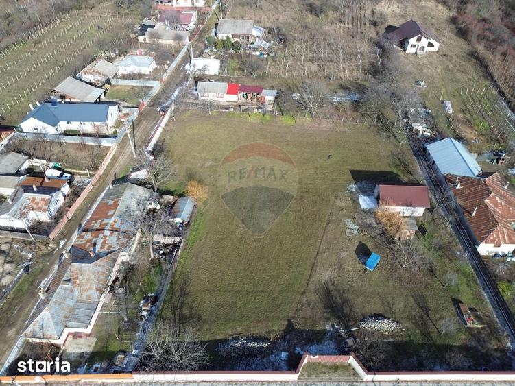 Teren de 3700 mp, în Central