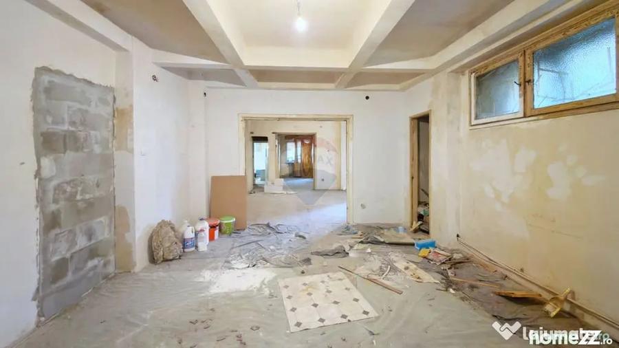 Apartament cu 3 camere semidecomandat în Calea Victoriei