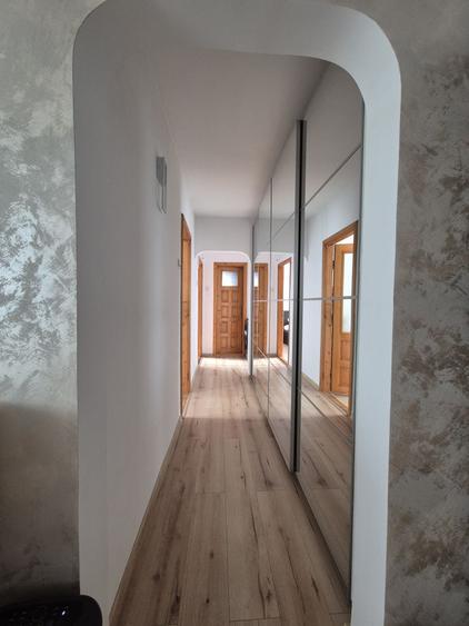 Apartament cu 3 camere semidecomandat, mobilat în Sud