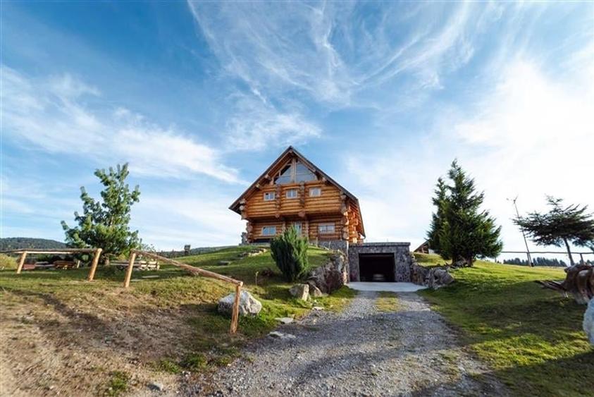 Casă individuală cu 4 camere cu Teren 52800 Mp în Țengheler