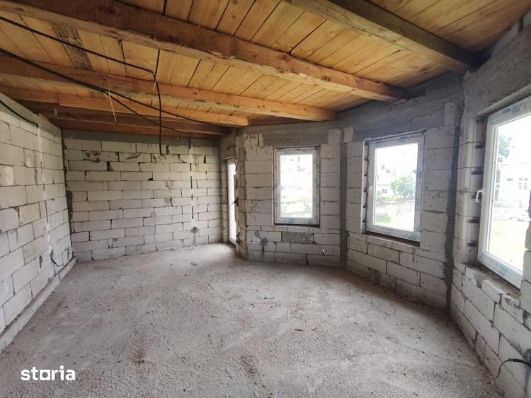 Casă cu 8 camere cu Teren 4400 Mp în Central