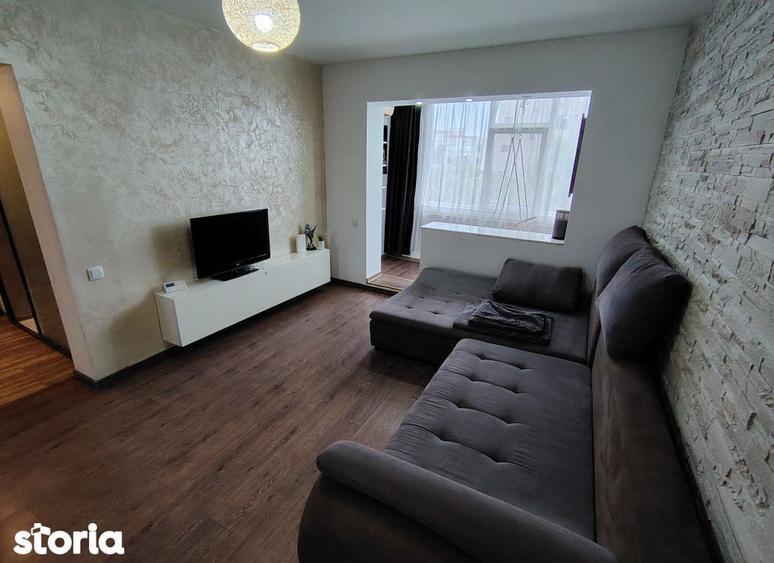 Apartament cu 3 camere semidecomandat în Podu Roș