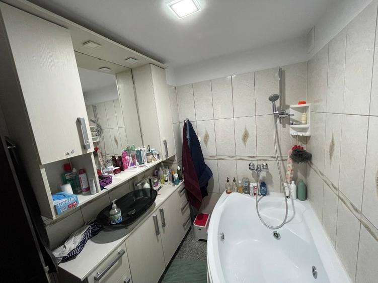 Apartament cu 3 camere semidecomandat în Apărătorii Patriei