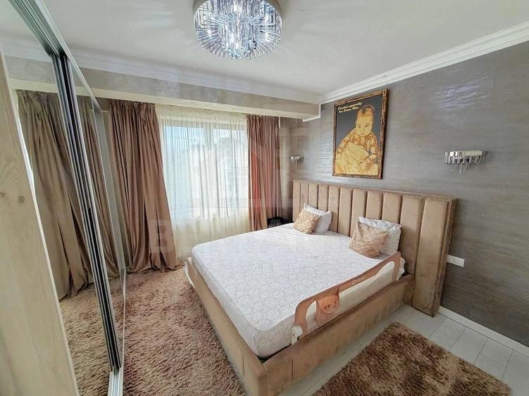 Apartament cu 5 camere decomandat în Craiovița Nouă