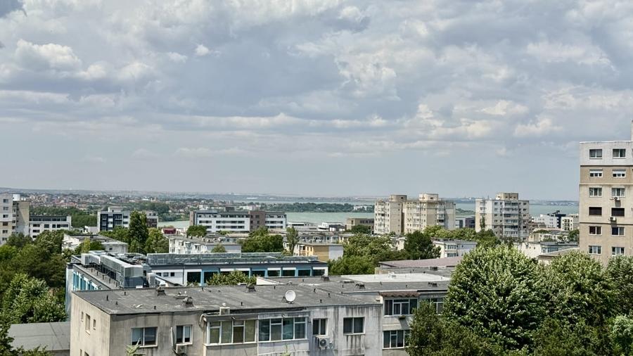 Penthouse cu 3 camere nedecomandat, mobilat în Tomis Nord