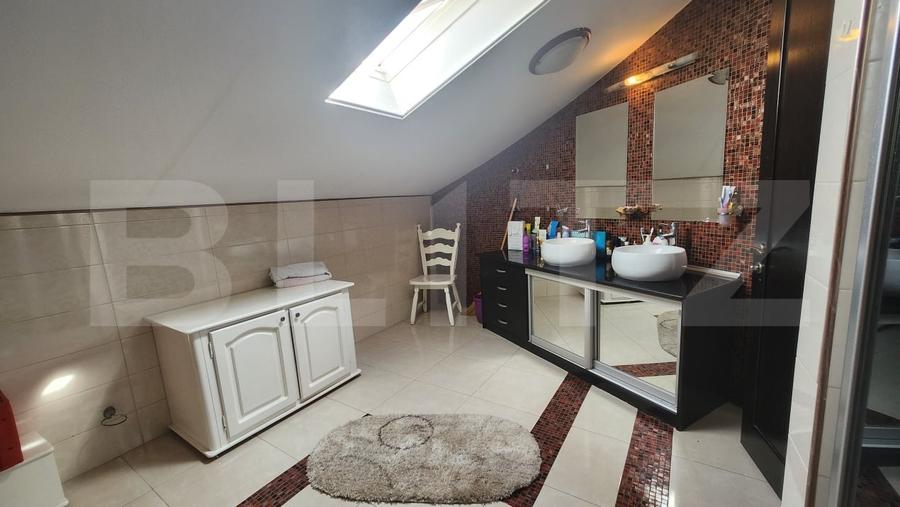 Casă individuală cu 7 camere cu Canalizare în Central