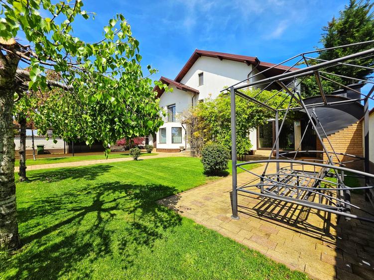 Casă individuală cu 8 camere cu Garaj în Strejnicu