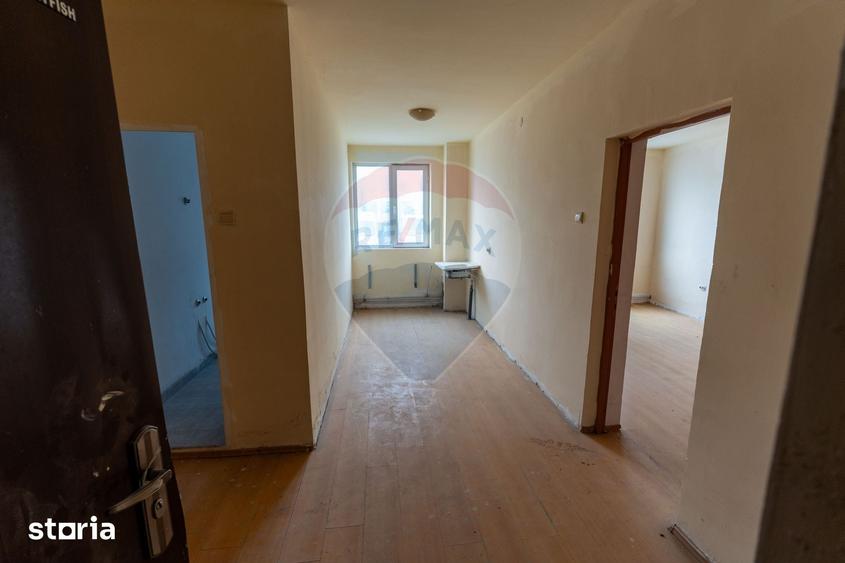 Spațiu comercial, de 3,700 mp, în Petros