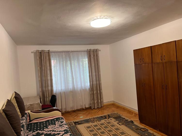 Apartament cu 3 camere semidecomandat în Mărăști