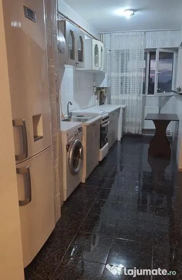 Apartament cu 3 camere decomandat în Micro 20