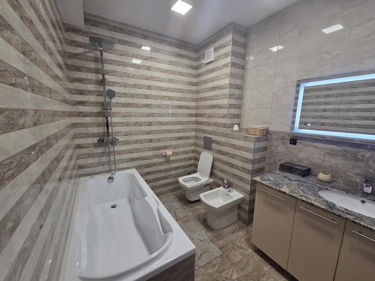 Apartament cu 3 camere decomandat în Tractorul