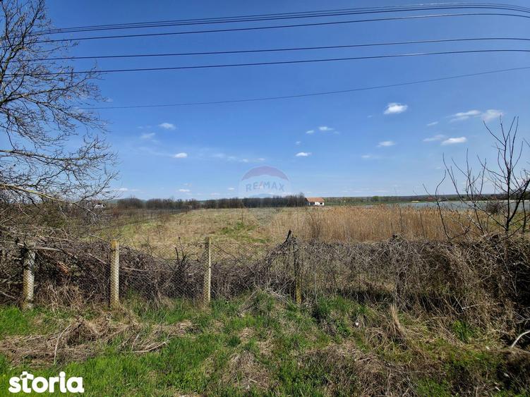 Teren de 7000 mp, în Girov