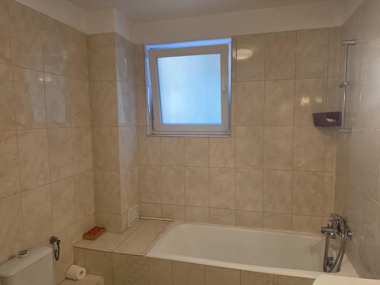 Casă individuală cu 6 camere cu Canalizare în Apărătorii Patriei