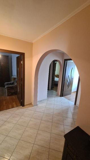 Apartament cu 3 camere decomandat în Horia
