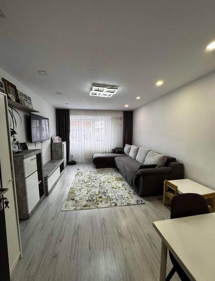 Apartament cu 3 camere decomandat în Exterior Vest