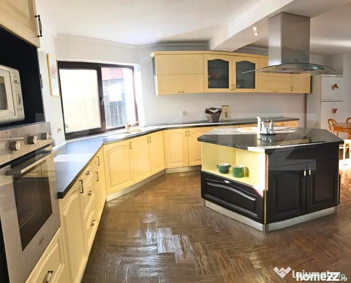 Casă cu 8 camere cu Teren 1038 Mp în Central