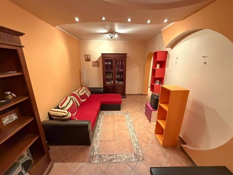 Apartament cu 3 camere decomandat, mobilat în Central