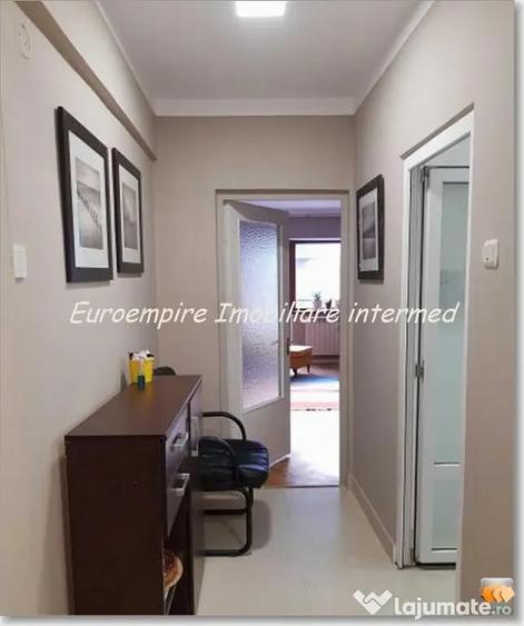 Apartament cu 3 camere semidecomandat în Central