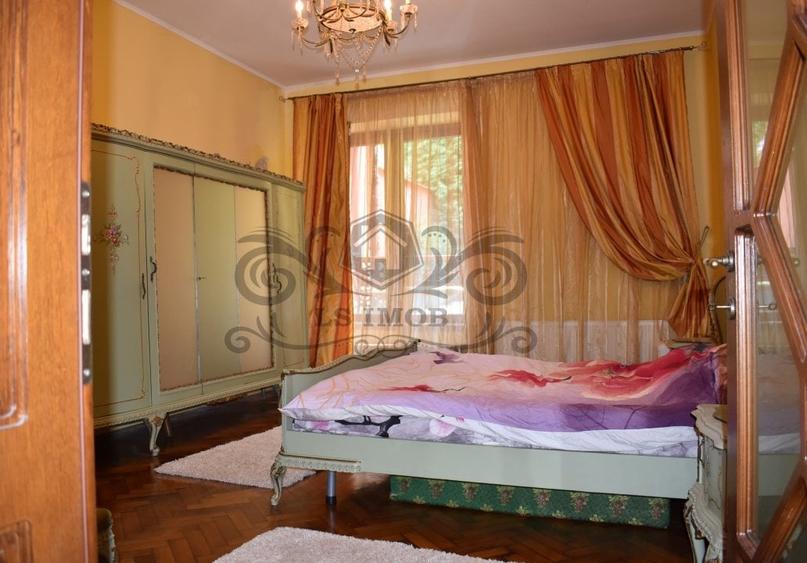 Casă individuală cu 9 camere cu Canalizare în Centrul Istoric