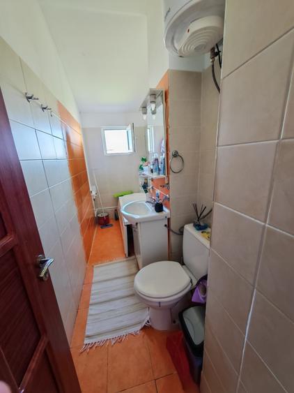Apartament cu 3 camere semidecomandat în Km 4-5