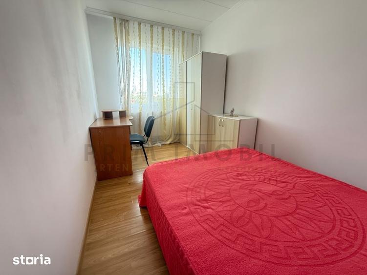 Apartament cu 3 camere în Podu Roș