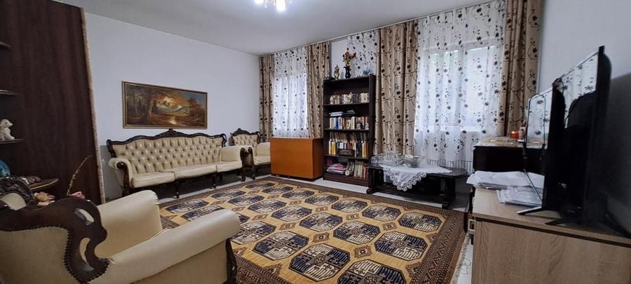 Casă individuală cu 8 camere cu Canalizare în Lunca Cetățuii