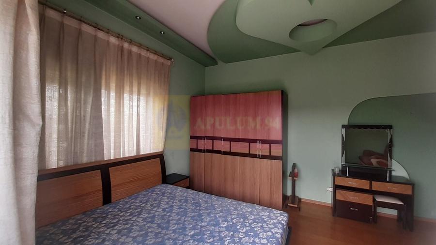 Casă individuală cu 7 camere cu Canalizare în Central