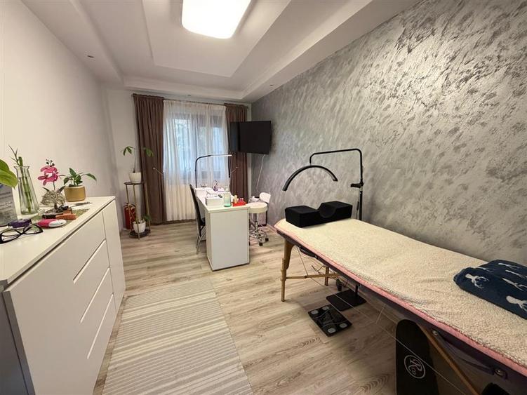 Apartament cu 3 camere semidecomandat în Podu Roș
