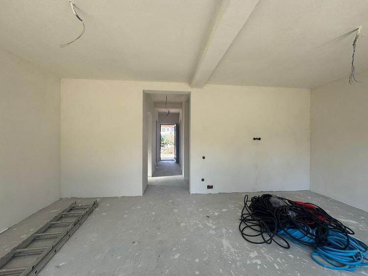 Duplex cu 6 camere cu Canalizare în Florești
