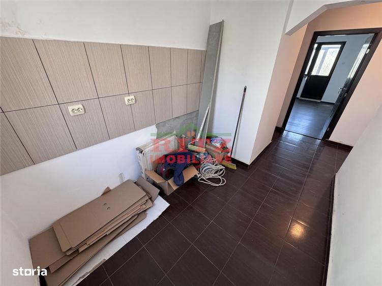 Apartament cu 4 camere decomandat în Crișan