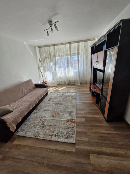 Apartament cu 3 camere decomandat în Rovine
