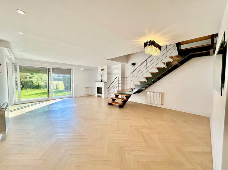 Duplex cu 6 camere cu Piscina în Iancu Nicolae