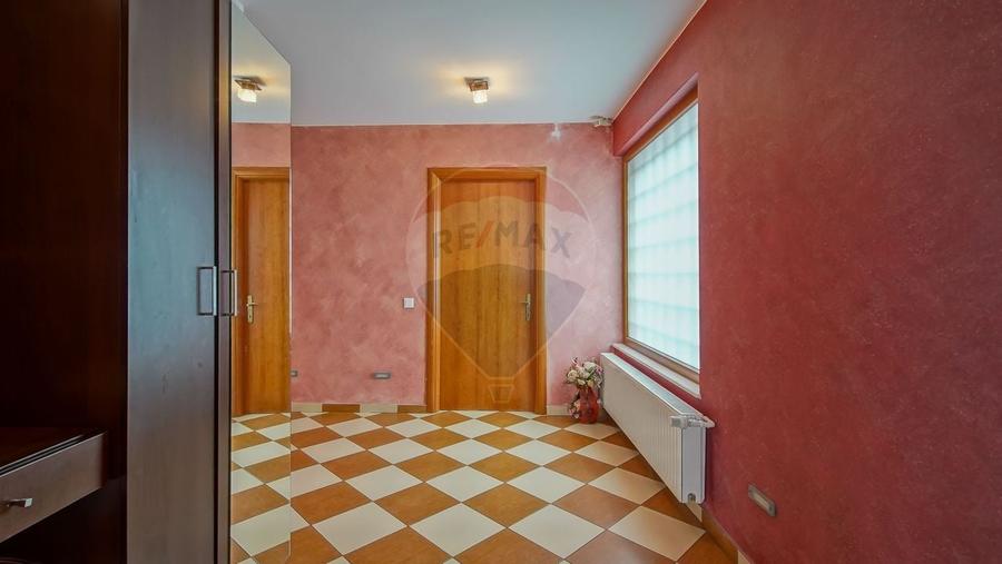 Casă cu 7 camere cu Teren 300 Mp în Central