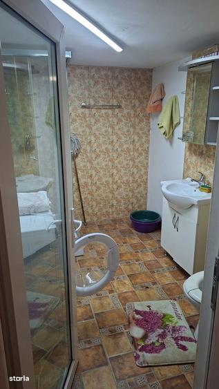 Casă cu 6 camere semidecomandat cu Teren 1400 Mp în Central