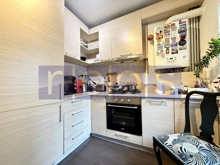 Apartament cu 4 camere semidecomandat, mobilat în P-ța Romană