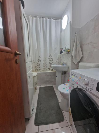 Apartament cu 3 camere semidecomandat, mobilat în Florilor
