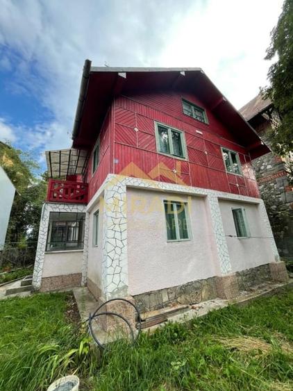 Casă individuală cu 7 camere cu Canalizare în Central