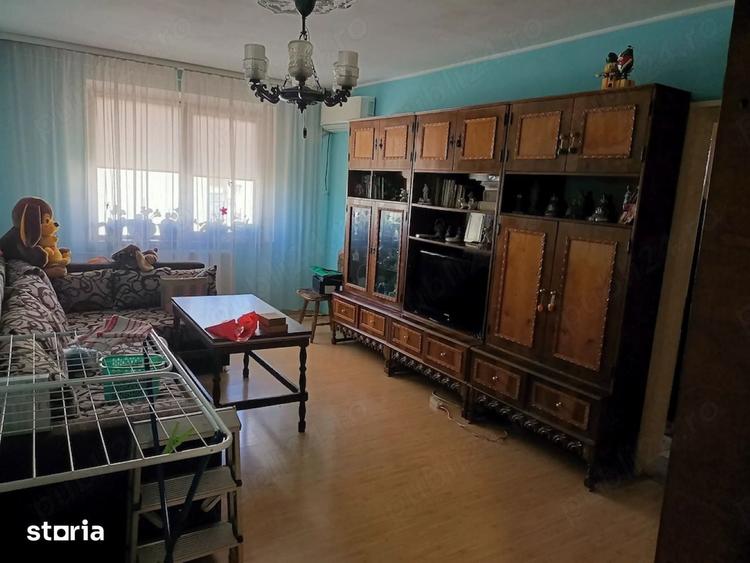 Apartament cu 4 camere semidecomandat în Crângași
