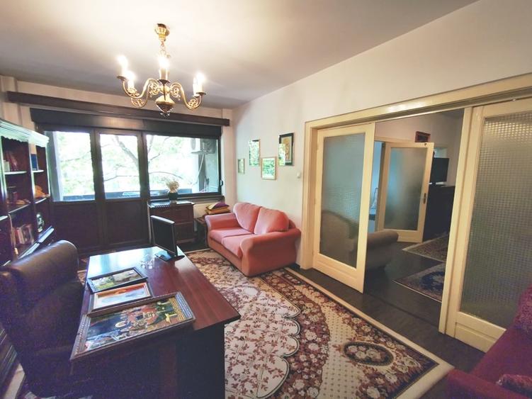 Apartament cu 4 camere semidecomandat în P-ța Rosetti
