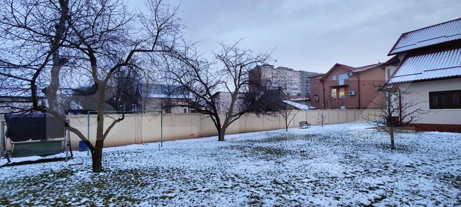 Casă individuală cu 10 camere cu Canalizare în Central