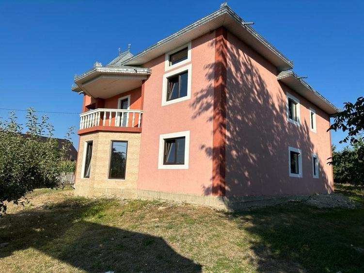 Casă individuală cu 8 camere cu Teren 1000 Mp în Bălușeni