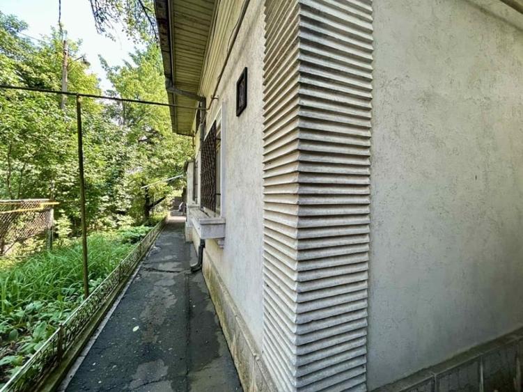 Casă individuală cu 5 camere cu Teren 400 Mp în Central
