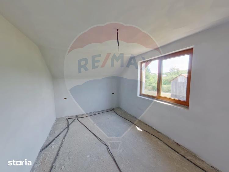 Casă cu 7 camere cu Teren 2124 Mp în Mara