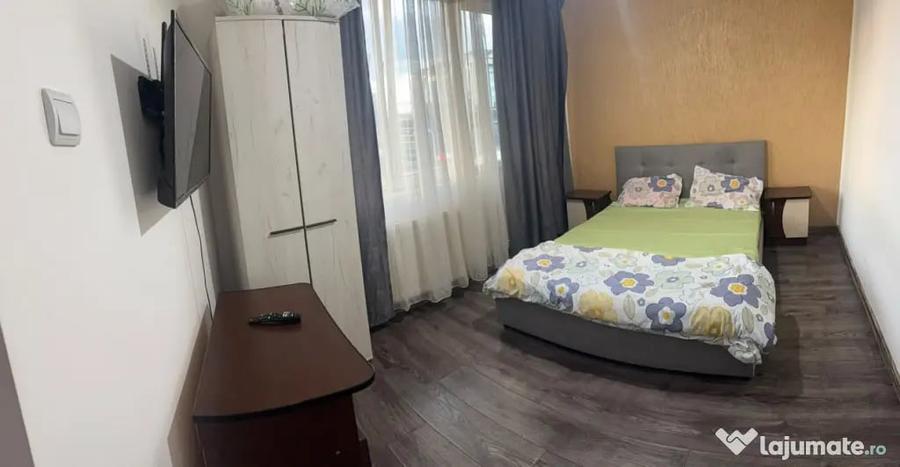 Apartament cu 3 camere semidecomandat în Nord