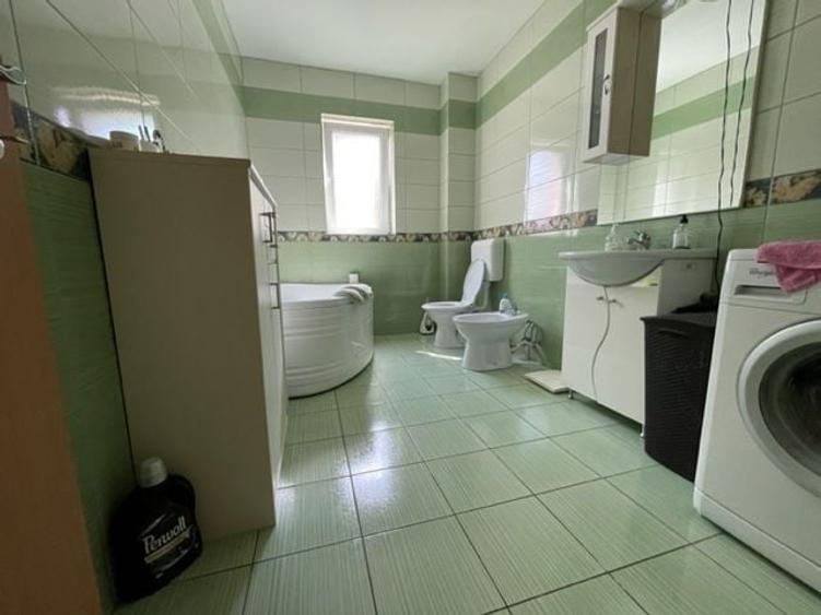 Casă individuală cu 7 camere cu Canalizare în Dumbrăvița