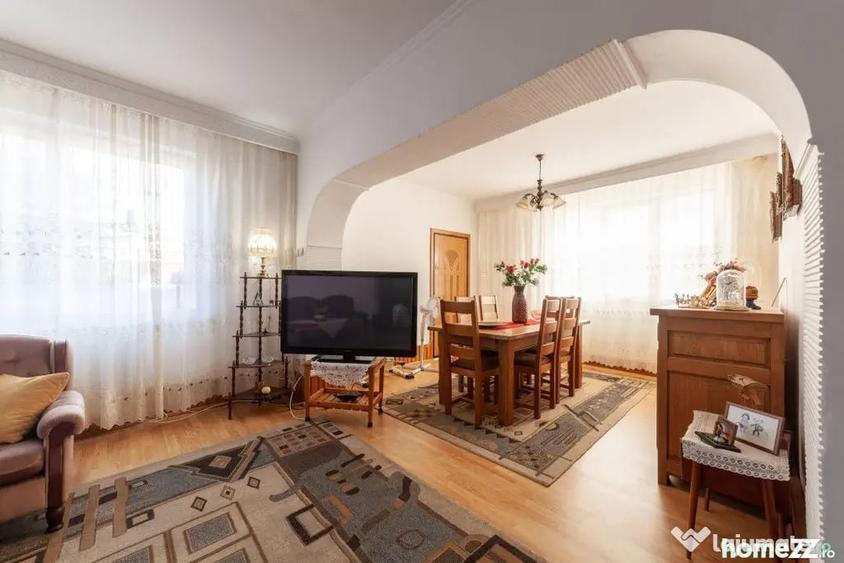 Casă cu 7 camere cu Teren 350 Mp în Central